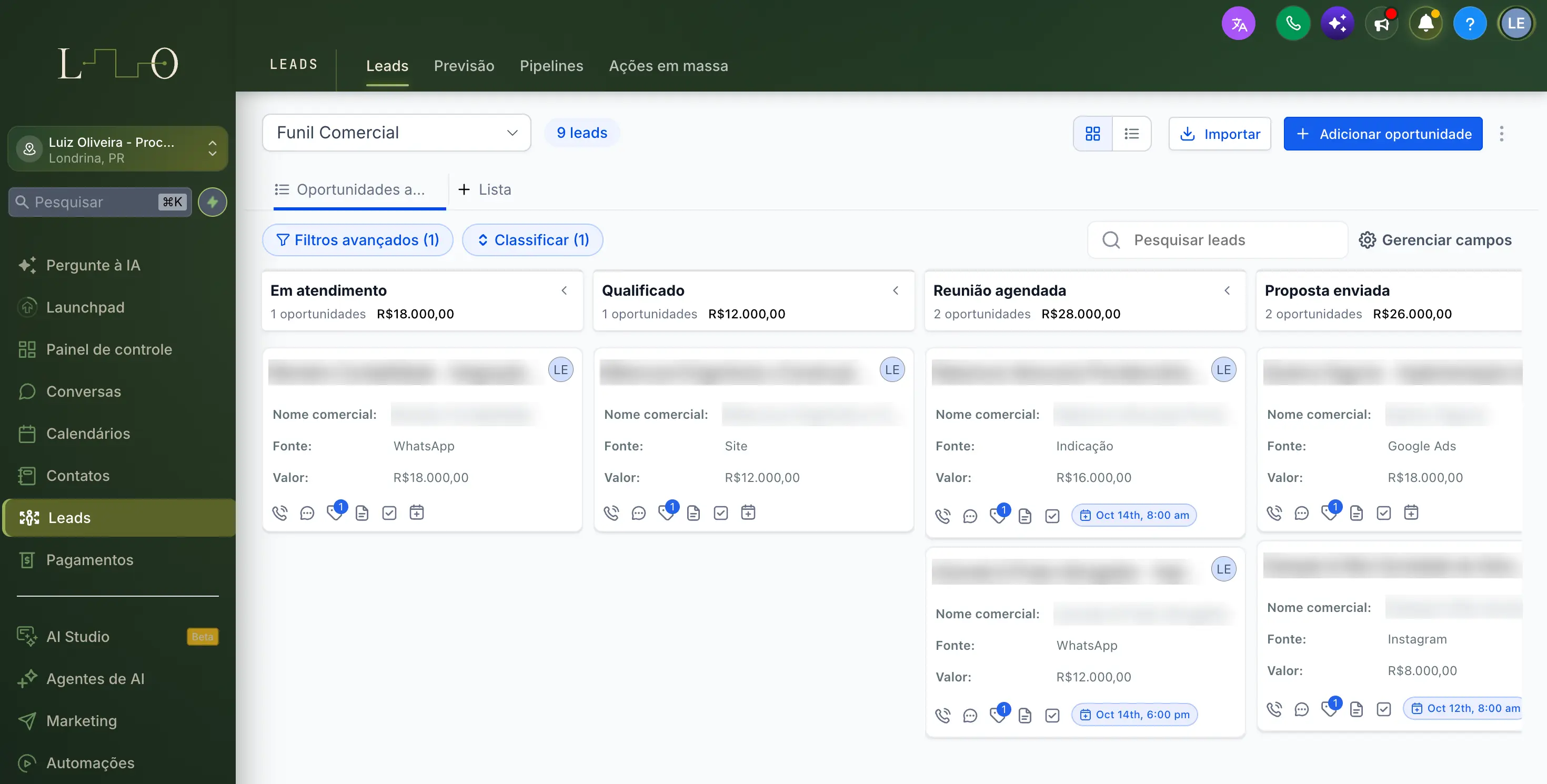 Tela do CRM com o funil comercial em quatro etapas: em atendimento, qualificado, reunião agendada e proposta enviada. Cada negociação mostra a origem do contato e o valor.